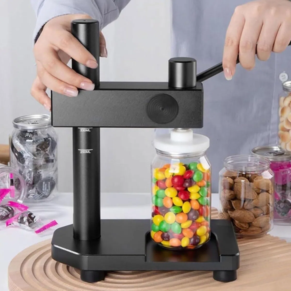 Versiegelungsmaschine für Haustierflaschen und Dosenfutter, geeignet für Milchtee und Kaffee, Kapazität 250–700 ml, effizient und einfach zu bedienen