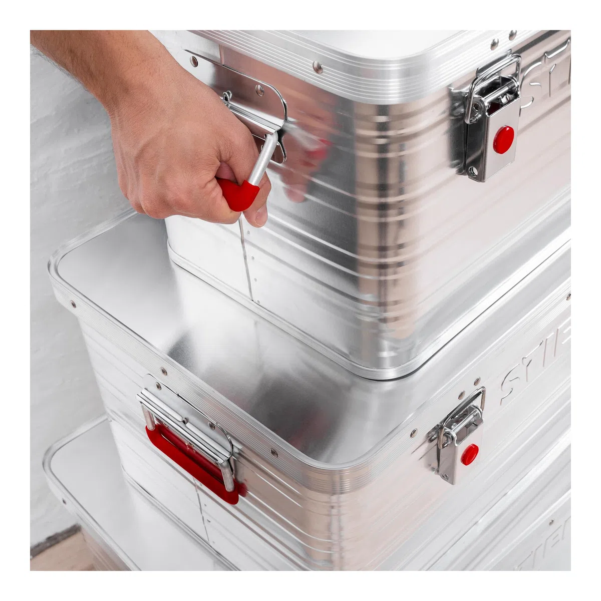 STIER Alubox Set, Aluminiumbox 50L 85L und 135L, stapelbare Transportkisten, Staub- und spritzwasserresistent mit Gummidichtung und Klapphandgriffen, für Transport und Lagerung